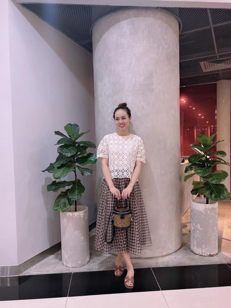 Từng than bán hết đồ hiệu bà xã công lý vẫn sở hữu loạt đồ phong cách giàu ngầm trị giá cả trăm triệu - 12
