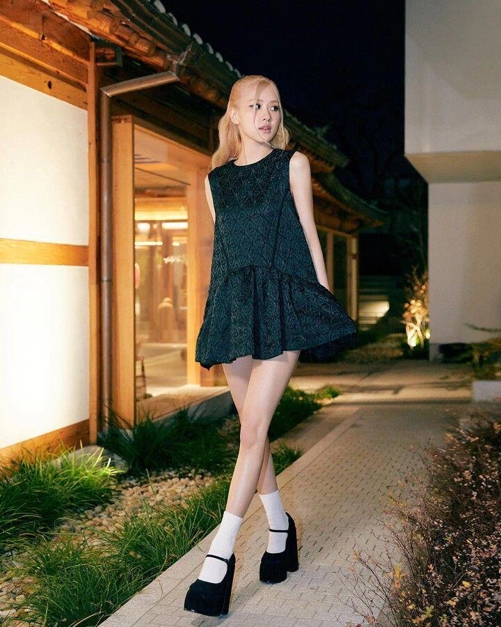 Từng tìm mọi cách giấu đôi chân vòng kiềng rosé blackpink giờ gây náo loạn las vegas với cặp kiếm nhật đắt giá - 5