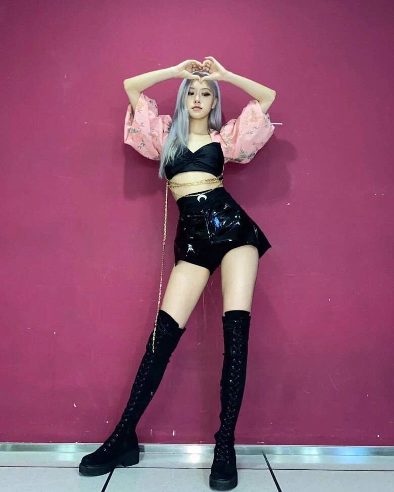 Từng tìm mọi cách giấu đôi chân vòng kiềng rosé blackpink giờ gây náo loạn las vegas với cặp kiếm nhật đắt giá - 12
