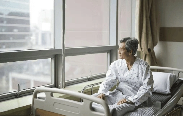 Tưởng gửi tiền là đủ hiếu thảo đến khi nghe câu mẹ nói trong bệnh viện tôi mới tỉnh ngộ - 1