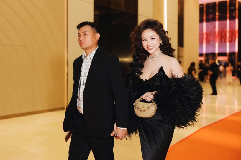 Vân hugo quyến rũ sau sinh lộ hình xăm khủng - 1