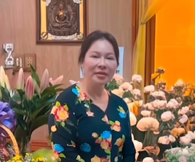 Vân trang gặp mặt liền ôm chầm lấy vợ quý bình 2 người phụ nữ mặt sưng húp nhìn di ảnh lau nước mắt - 2