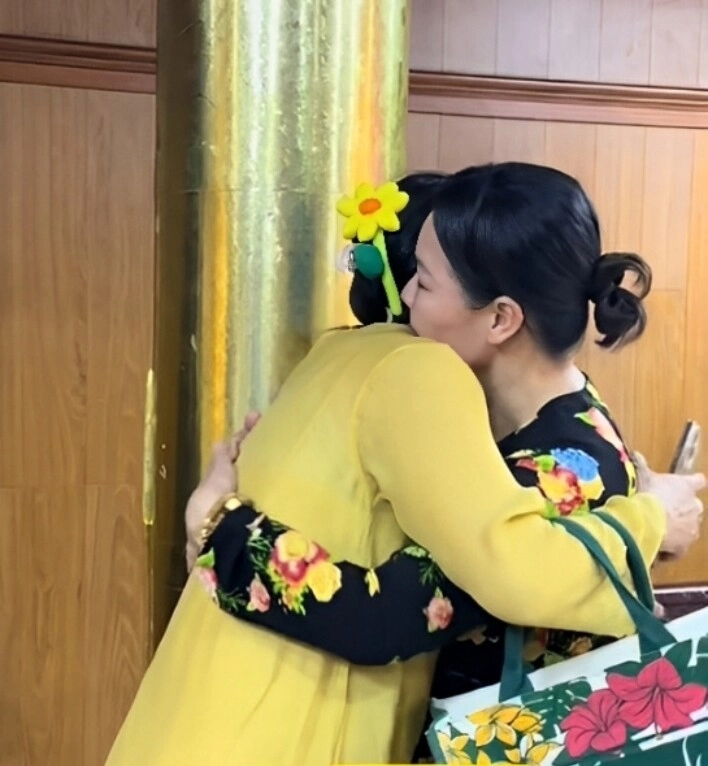 Vân trang gặp mặt liền ôm chầm lấy vợ quý bình 2 người phụ nữ mặt sưng húp nhìn di ảnh lau nước mắt - 5
