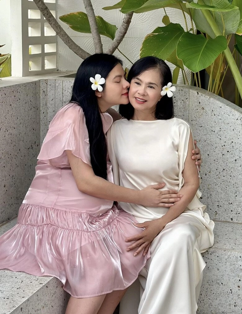 Vân trang khoe mẹ ruột trẻ trung như hai chị em quý tử nghe bà kêu liền cười toe toét lộ răng sữa đáng yêu - 3