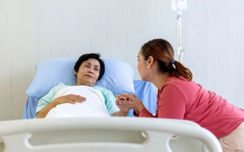 Vào viện chăm mẹ thấy người phụ nữ nằm cùng bà trên giường bệnh tôi liền tái hôn với chồng cũ - 2