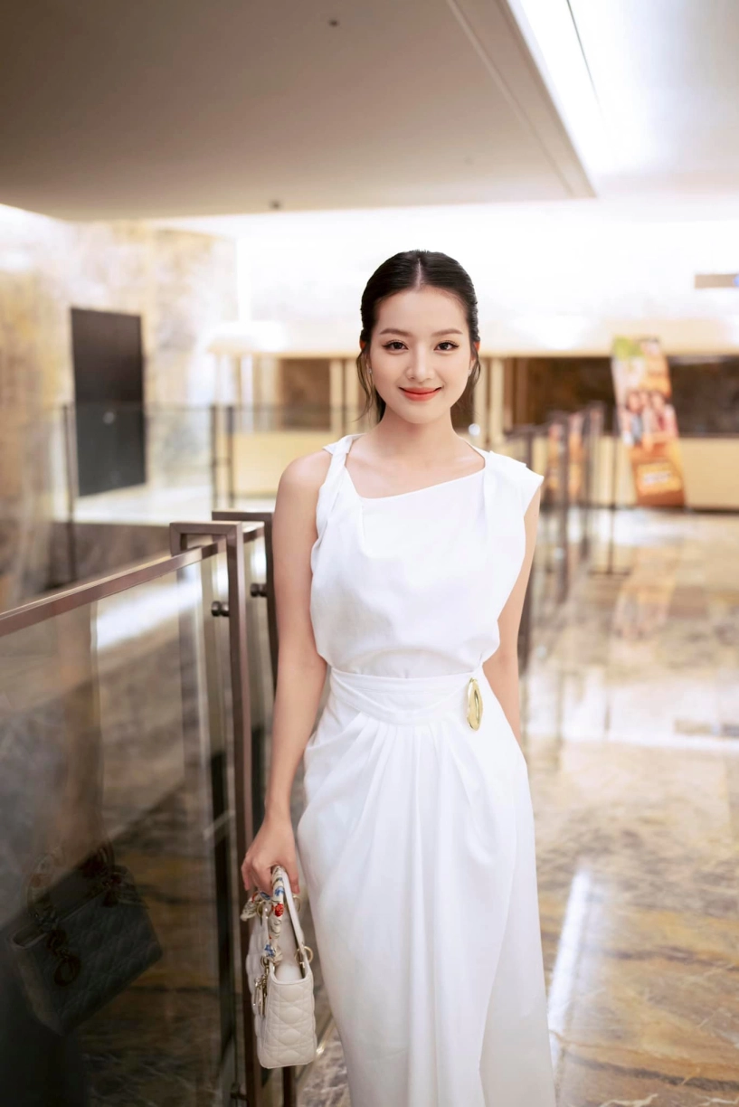 Vẻ xinh đẹp nữ tính của trung uý mộc miên trong không thời gian - 9