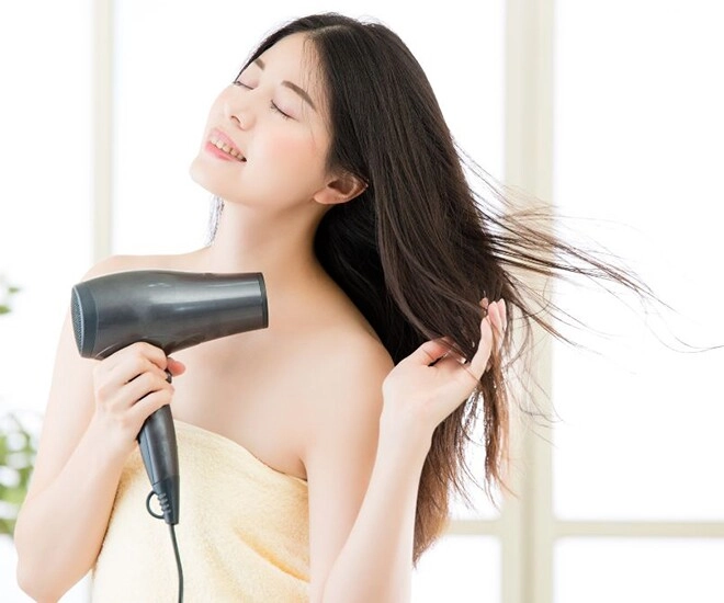 Vì sao gội đầu xong thợ làm tóc luôn làm theo công thức sấy nóng và sấy lạnh - 2