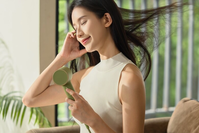 Vì sao gội đầu xong thợ làm tóc luôn làm theo công thức sấy nóng và sấy lạnh - 4