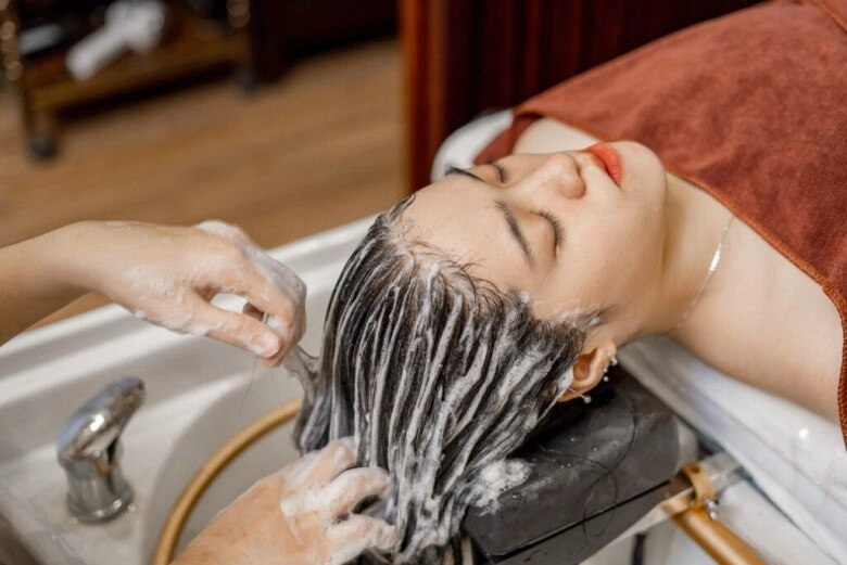 Vì sao ra tiệm gội đầu thợ luôn áp dụng theo công thức 2 gội - 1 xả lý do đằng sau khiến hội chị em bất ngờ - 1