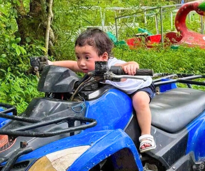 Video con trai trường giang nghịch nước trong biệt thự 70 tỷ hút triệu view bé hope nay tuấn tú tóc xoăn như lai tây - 4