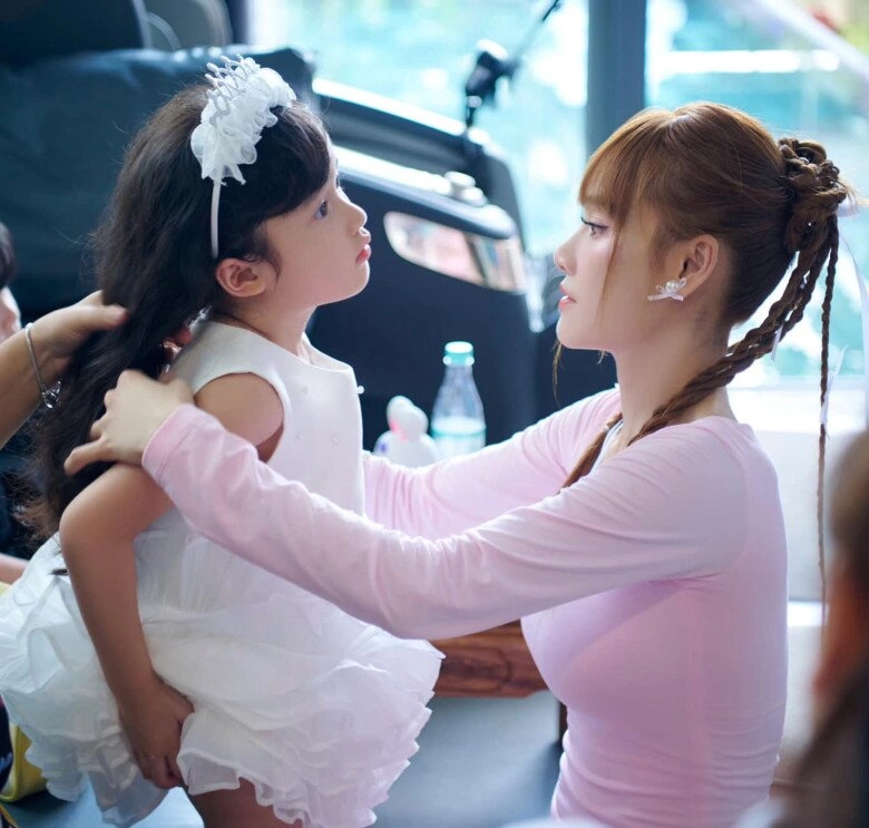Con gái trường giang được bố cắt tóc từ bé nay sợ người lạ cầm kéo lộ góc nghiêng khoe mũi cao cực xinh xắn - 6