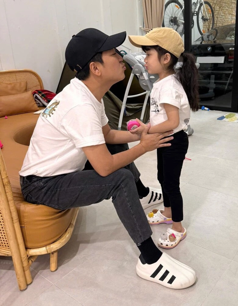 Con gái trường giang được bố cắt tóc từ bé nay sợ người lạ cầm kéo lộ góc nghiêng khoe mũi cao cực xinh xắn - 9