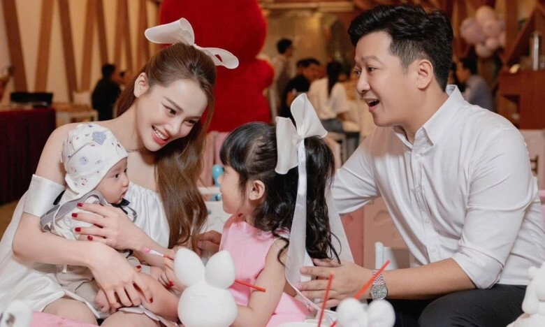 Trường giang khoe ảnh cận mặt con trai da trắng môi xinh nhã phương được khen khéo đẻ - 8