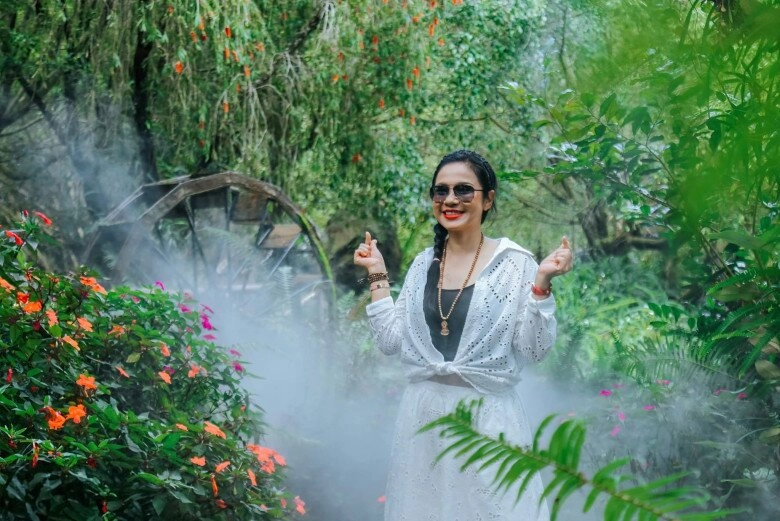 Việt trinh làm rõ chuyện giàu sang đi siêu xe ở biệt thự nghìn m2 không chồng tự nuôi con nay sống an nhàn - 10