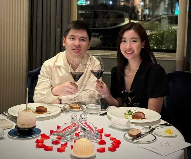 Vợ chồng đỗ mỹ linh kỷ niệm 2 năm ngày cưới đi ăn sang trọng vẫn phải tranh thủ về chăm ái nữ - 1