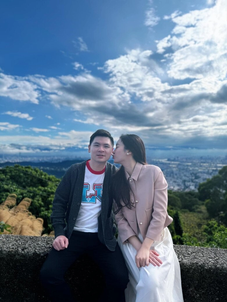 Vợ chồng đỗ mỹ linh kỷ niệm 2 năm ngày cưới đi ăn sang trọng vẫn phải tranh thủ về chăm ái nữ - 3