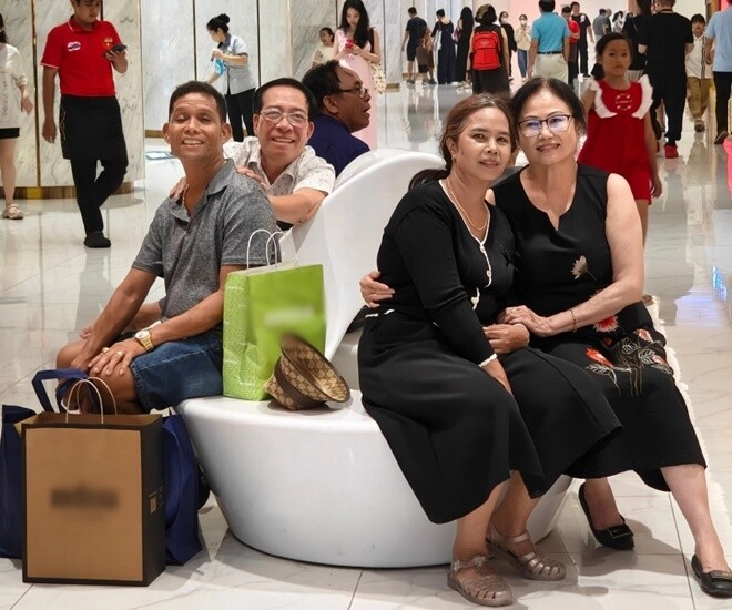 Vợ chồng hhen niê đưa gia đình 2 bên đi nghỉ lễ nàng hậu chìm nghỉm trước nhan sắc của 2 bà thông gia - 1
