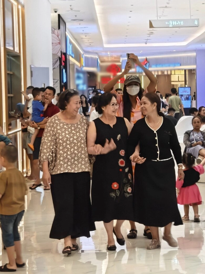 Vợ chồng hhen niê đưa gia đình 2 bên đi nghỉ lễ nàng hậu chìm nghỉm trước nhan sắc của 2 bà thông gia - 2