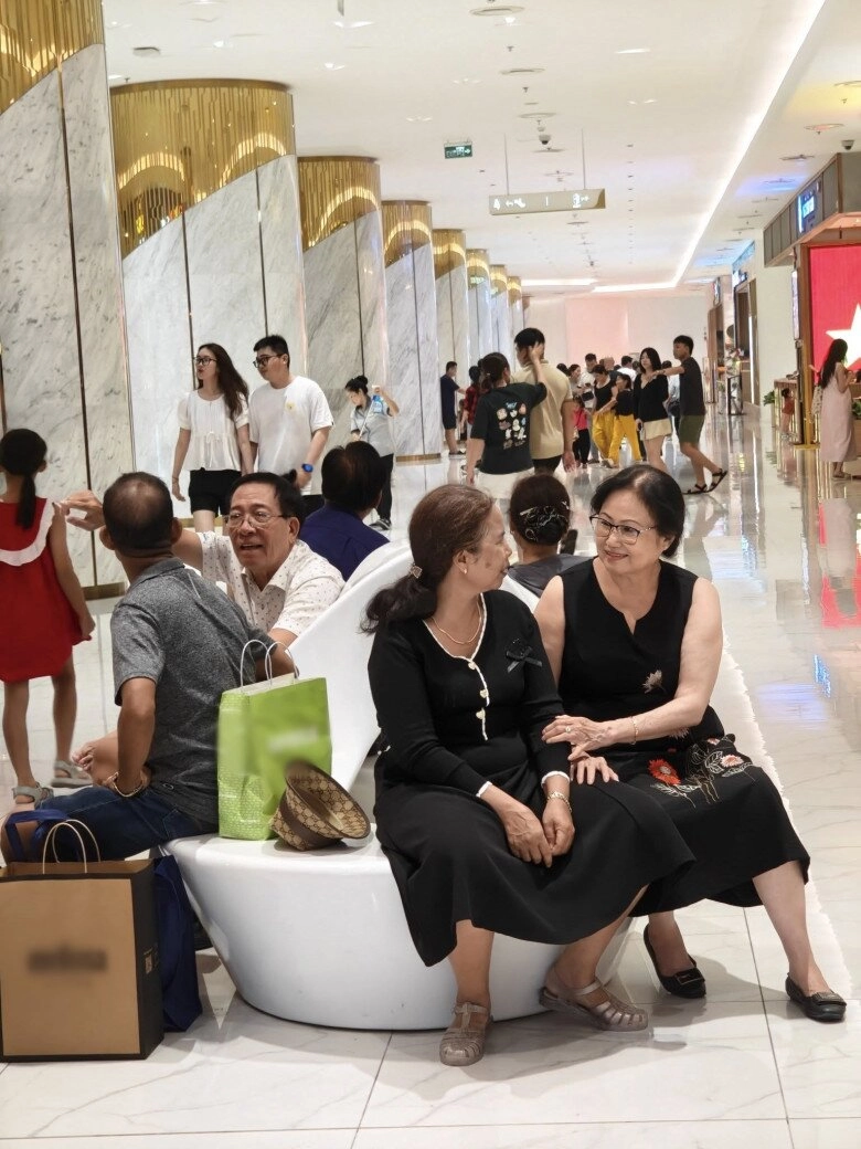 Vợ chồng hhen niê đưa gia đình 2 bên đi nghỉ lễ nàng hậu chìm nghỉm trước nhan sắc của 2 bà thông gia - 3