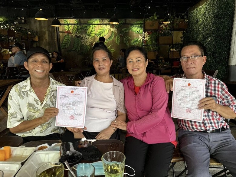 Vợ chồng hhen niê đưa gia đình 2 bên đi nghỉ lễ nàng hậu chìm nghỉm trước nhan sắc của 2 bà thông gia - 5