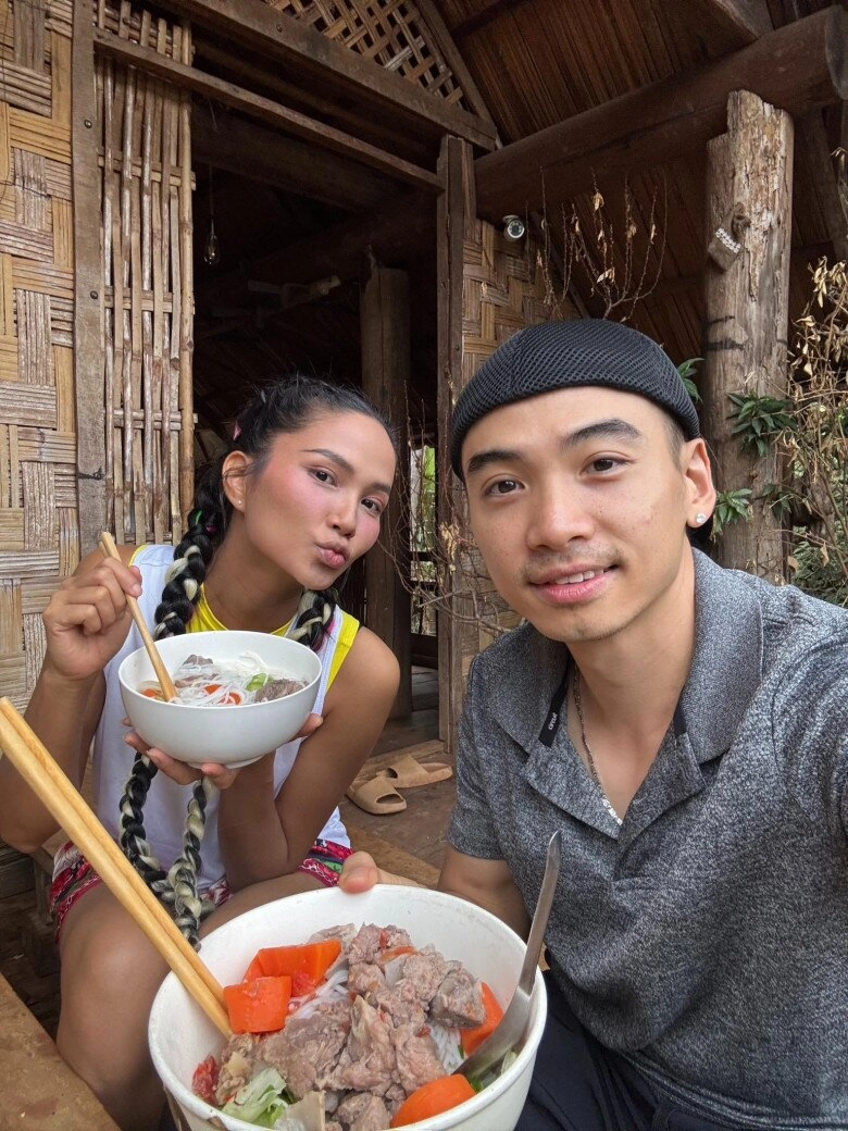 Vợ chồng hhen niê đưa gia đình 2 bên đi nghỉ lễ nàng hậu chìm nghỉm trước nhan sắc của 2 bà thông gia - 9