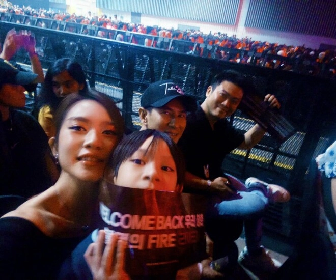 Vợ chồng lý hải đưa con đi concert 2ne1 quý tử đầu lòng là bản sao của bố nay trổ mã cao ngất - 1