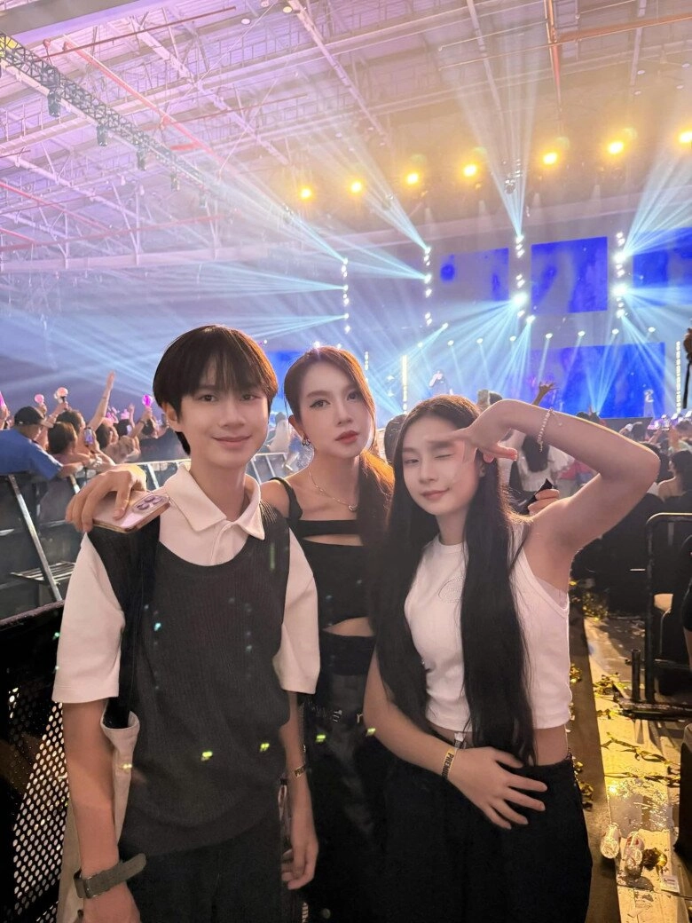 Vợ chồng lý hải đưa con đi concert 2ne1 quý tử đầu lòng là bản sao của bố nay trổ mã cao ngất - 3