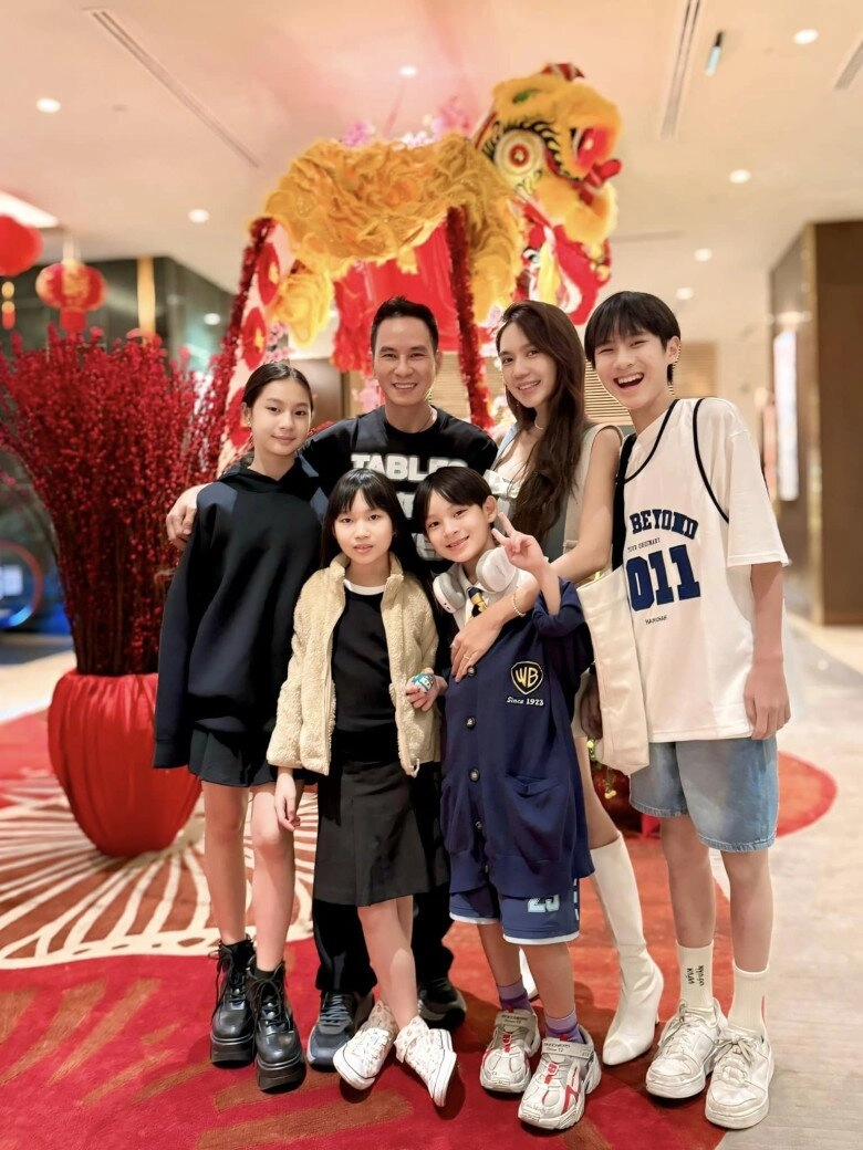Vợ chồng lý hải đưa con đi concert 2ne1 quý tử đầu lòng là bản sao của bố nay trổ mã cao ngất - 6