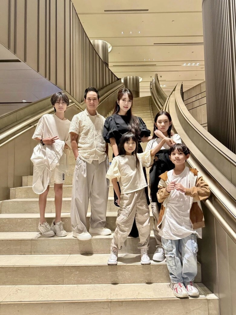 Vợ chồng lý hải đưa con đi concert 2ne1 quý tử đầu lòng là bản sao của bố nay trổ mã cao ngất - 9