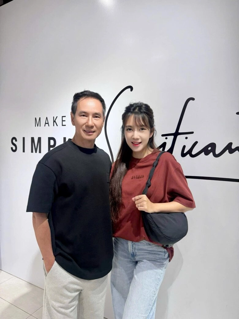 Vợ chồng lý hải gặp lại cậu bé năm xưa đóng trọn đời bên em nay rời showbiz làm nhân viên sân bay - 3
