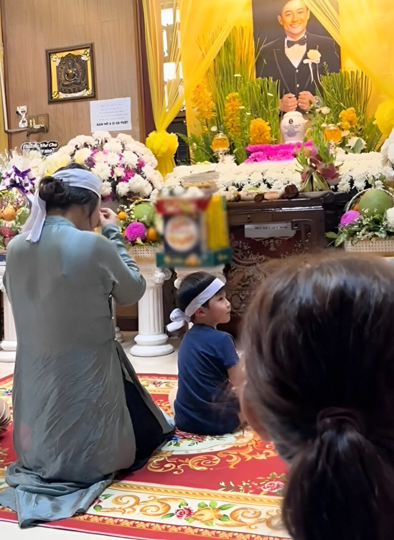 Quang lê từ mỹ về nước viếng quý bình ôm hôn con trai cố nghệ sĩ bé eric nhìn di ảnh liên tục gọi bố - 5