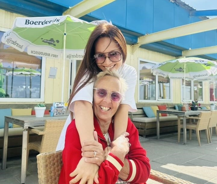 Con gái mc thành trung nức nở khi xa ông bà nội người hà lan cảnh bịn rịn tại sân bay khiến mẹ xúc động - 5