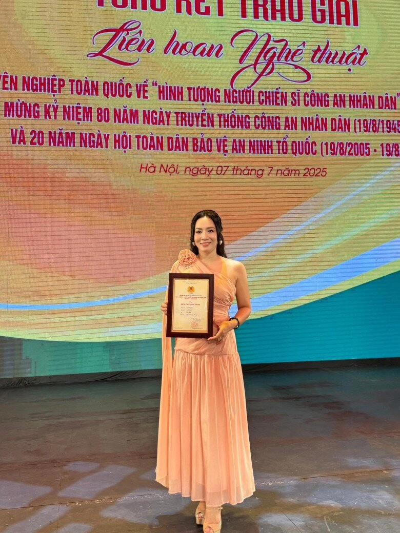 vợ đại gia chân đất quang tèo sinh con sau 17 năm nghỉ đẻ ra đường vừa đi vừa khóc - 2