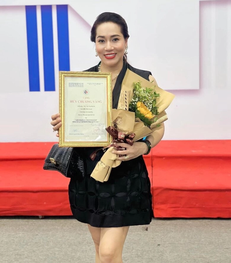 vợ đại gia chân đất quang tèo sinh con sau 17 năm nghỉ đẻ ra đường vừa đi vừa khóc - 3