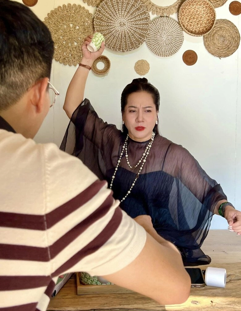 vợ đại gia chân đất quang tèo sinh con sau 17 năm nghỉ đẻ ra đường vừa đi vừa khóc - 8