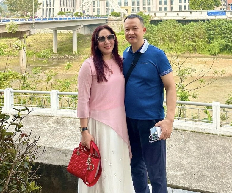 vợ đại gia chân đất quang tèo sinh con sau 17 năm nghỉ đẻ ra đường vừa đi vừa khóc - 13