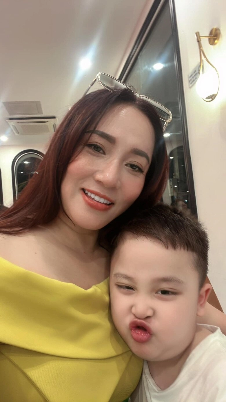 vợ đại gia chân đất quang tèo sinh con sau 17 năm nghỉ đẻ ra đường vừa đi vừa khóc - 14