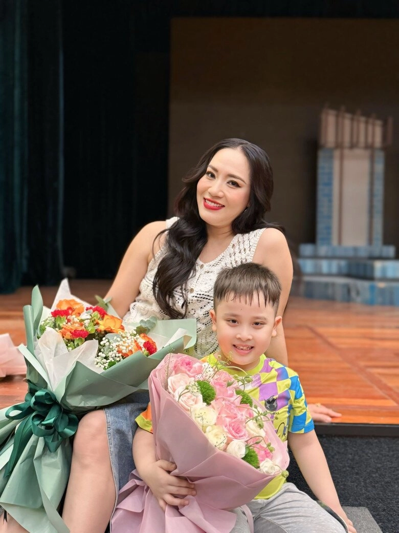 vợ đại gia chân đất quang tèo sinh con sau 17 năm nghỉ đẻ ra đường vừa đi vừa khóc - 15