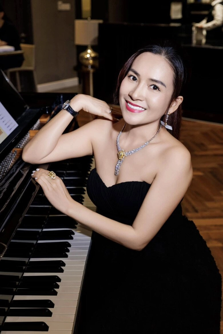 Vợ đẹp bình minh từng bị chê kém sắc nay đứng cạnh á hậu 9x dù thua chiều cao vẫn rực rỡ - 3
