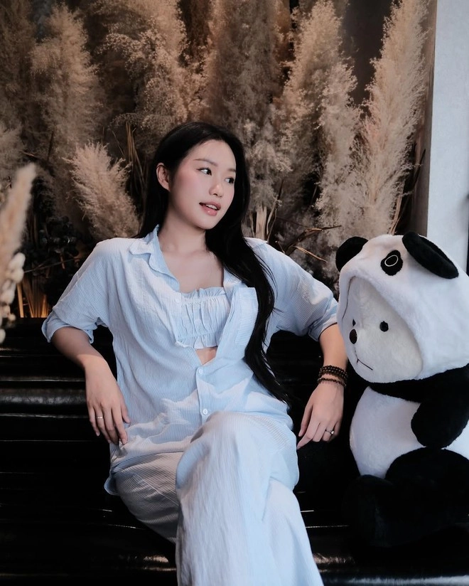 Vợ đoàn văn hậu mê áo sơ mi như điếu đổ ưu tiên tông màu tôn da - 7