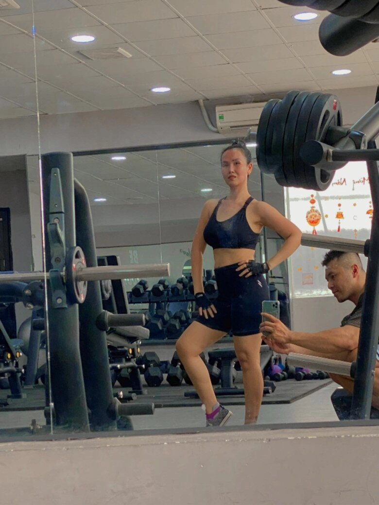 Võ hạ trâm bất ngờ đụng hàng với ca sĩ duyên quỳnh khoe vóc dáng mẹ 2 con ngày càng lên hương - 9