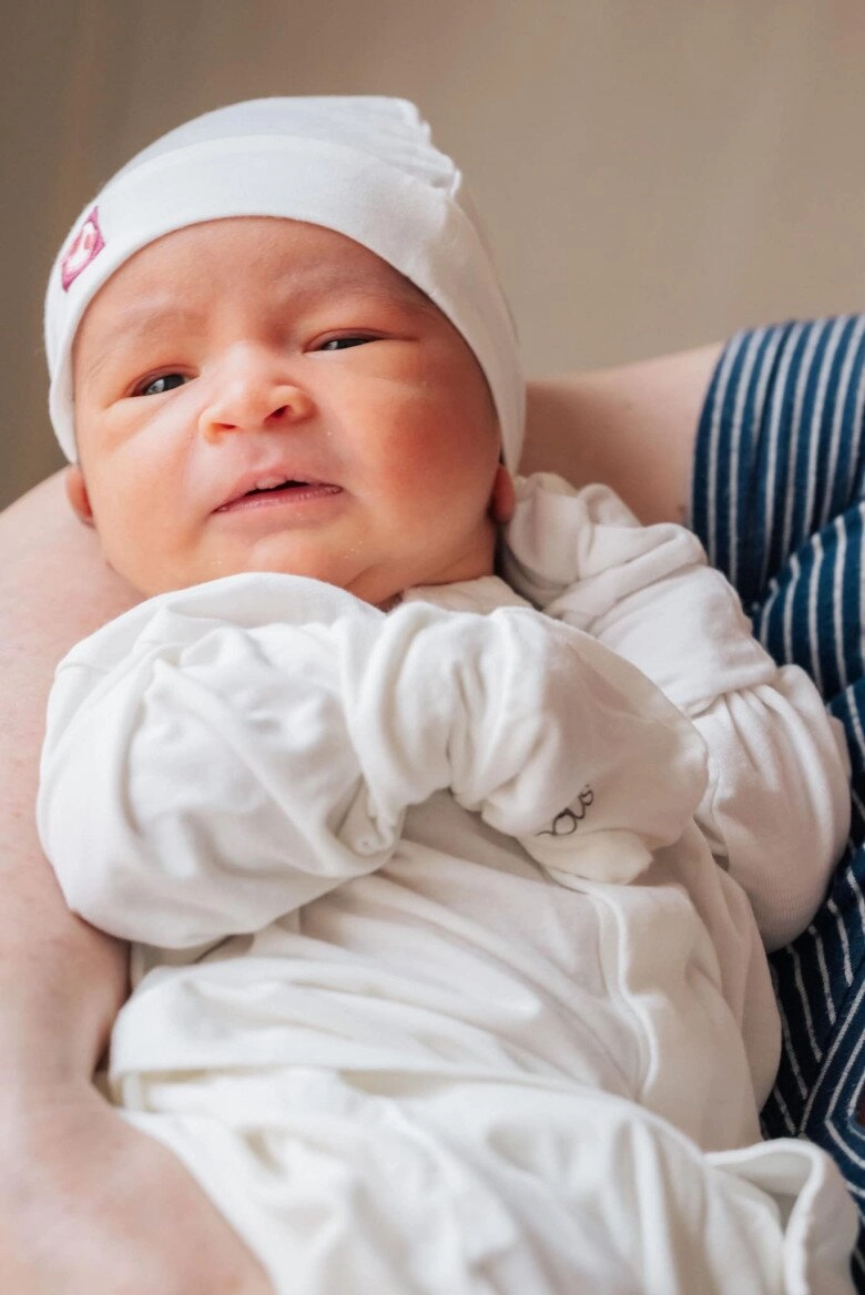Võ hạ trâm khoe cận mặt quý tử lai ấn giống bố như đúc dù mới chào đời 6 ngày tuổi đã là lực sĩ - 1