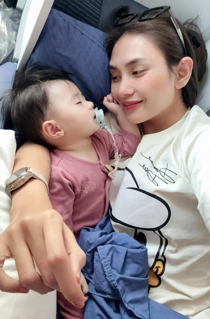 Võ hoàng yến đưa con gái sang mỹ thăm bà nội - 1