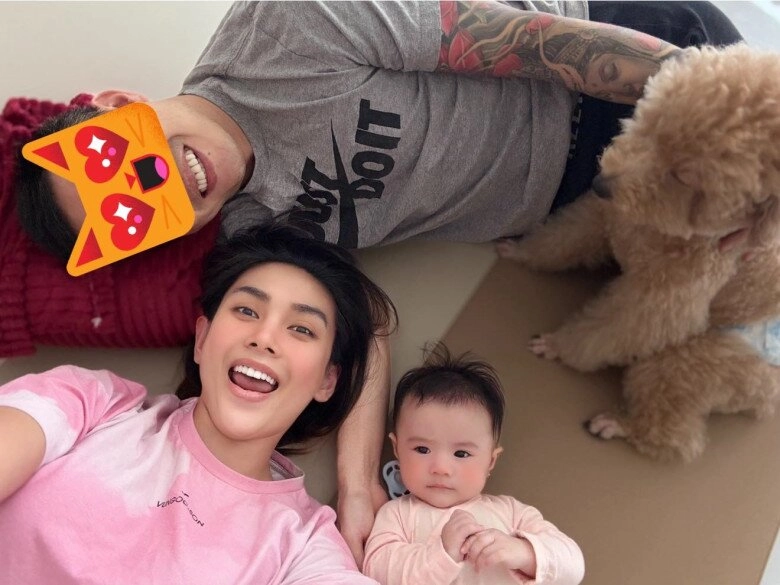 Võ hoàng yến khoe ông xã việt kiều bế con cực khéo ái nữ tỏ rõ thái độ khác biệt so với khi ở bên mẹ - 2