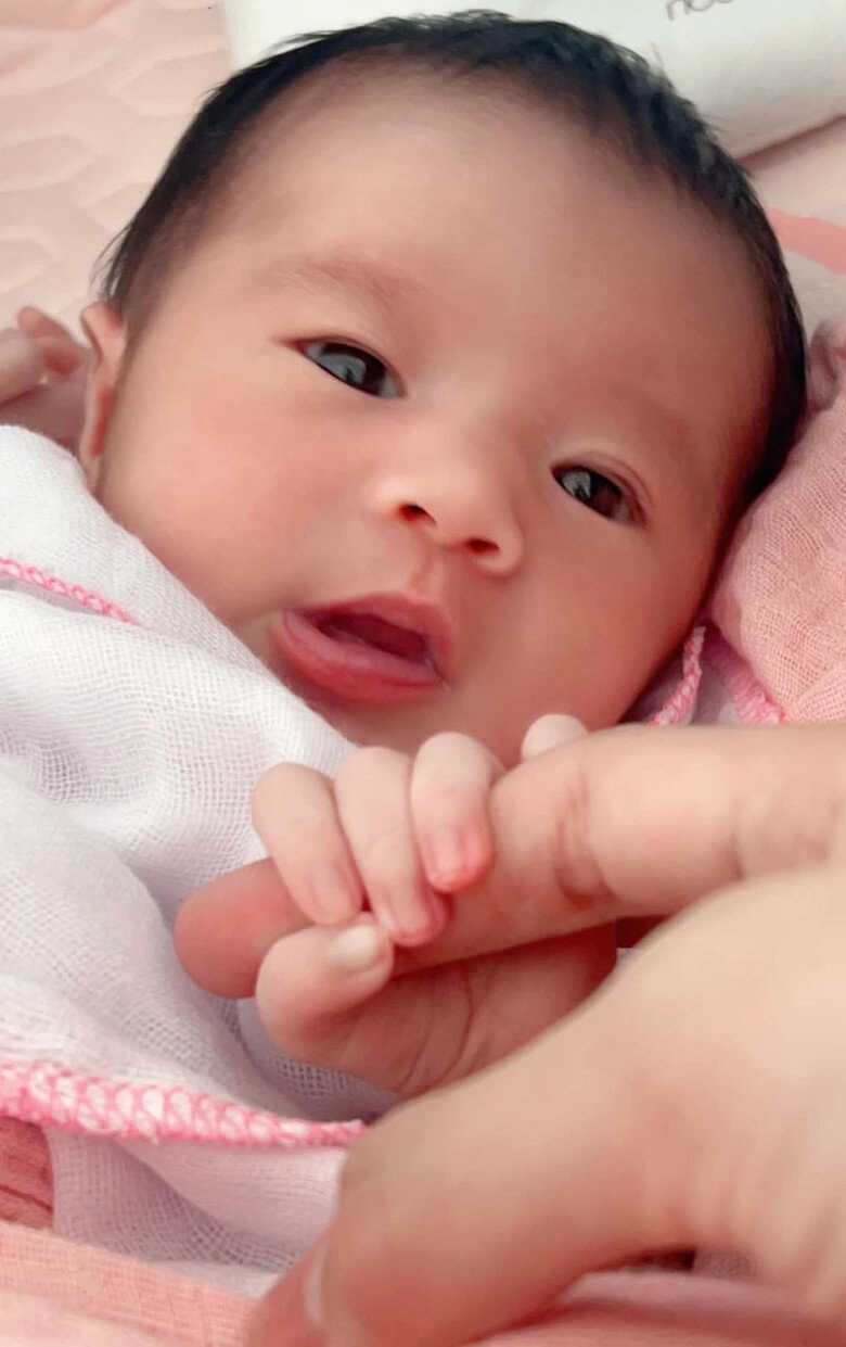 Võ hoàng yến làm mâm cúng đầy tháng tuyệt đẹp nhưng vắng bóng chồng việt kiều khóc khi ngắm nhìn con gái quốc tịch mỹ - 9