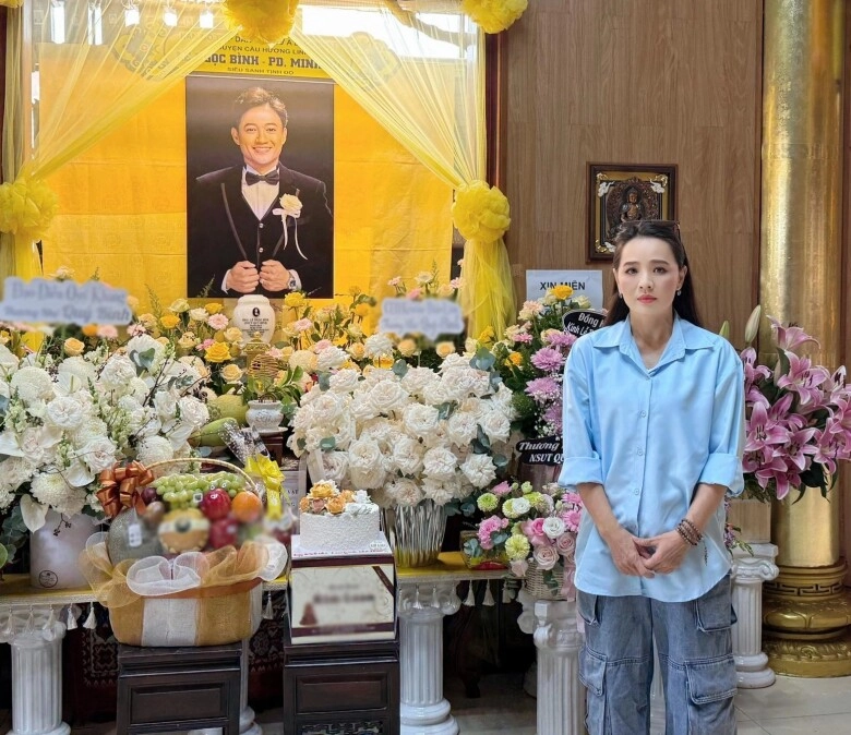 Vợ quý bình sắp xếp thuyền bè tại biển cần giờ để làm lễ thuỷ táng cho chồng mẹ ruột đến cúng cho con trai - 9