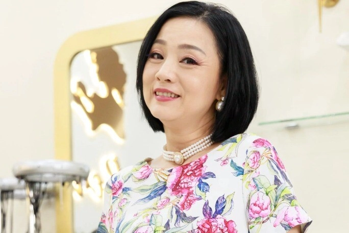 vợ thứ trưởng bộ kinh tế trong phim chạy án từng lao đao vì gánh nợ hộ bạn giờ ra nước ngoài như cơm bữa - 4