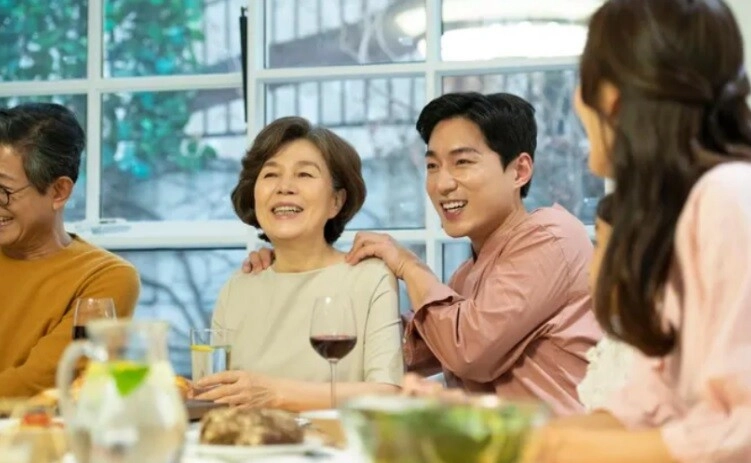 Vô tình thấy con rể ném tiền vào người vợ tôi tức giận đuổi con gái ra khỏi nhà - 2