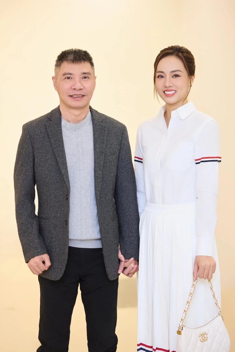 Vợ trẻ công lý khoe khoảnh khắc tình cảm bên chồng nhưng lộ bụng lùm lùm dân tình vội hỏi chuyện có em bé - 6