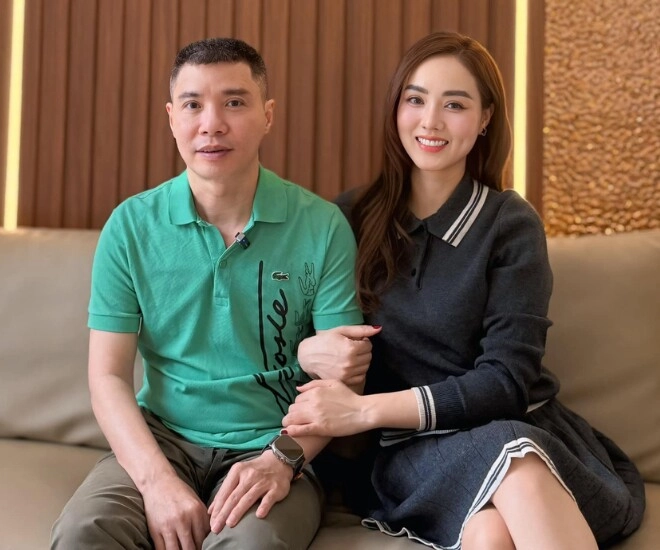 Vợ trẻ công lý khoe khoảnh khắc tình cảm bên chồng nhưng lộ bụng lùm lùm dân tình vội hỏi chuyện có em bé - 1